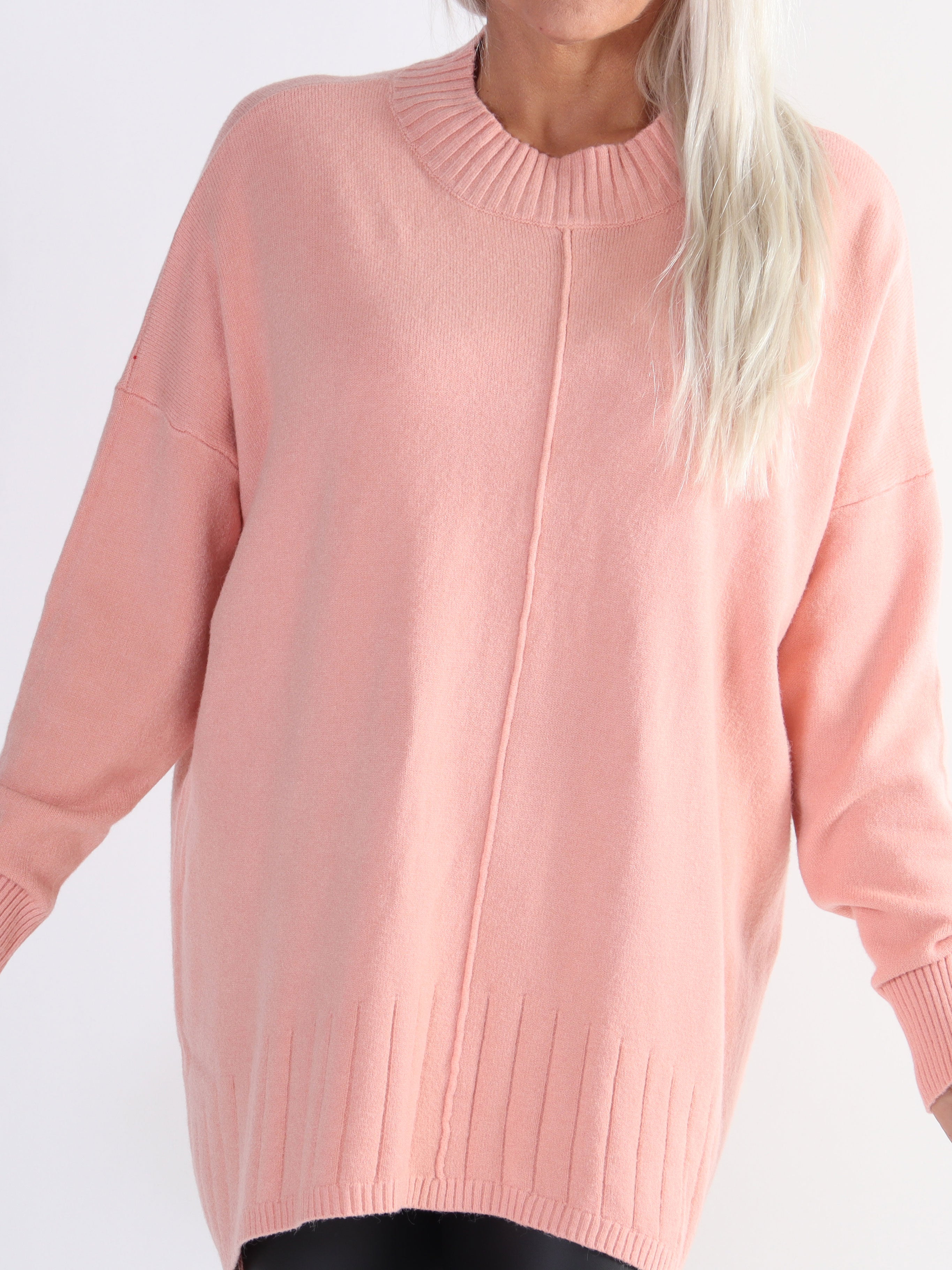 Amora - Lang blød plus size strikbluse